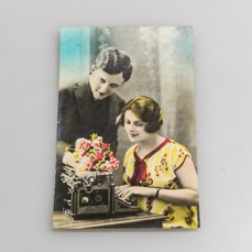 Zamilovaný pár u psacího stroje